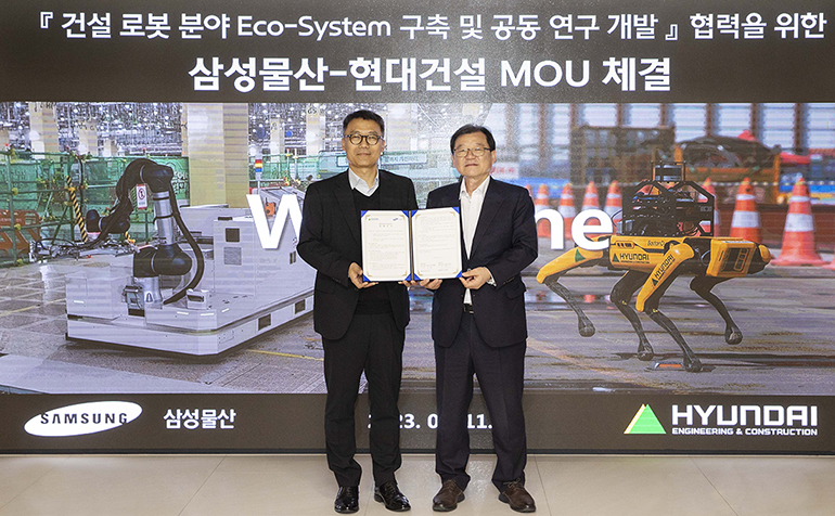 현대건설 기술연구원장 박구용 전무(오른쪽)과 삼성물산 ENG실장 소병식 부사장이 11일 협약 체결 이후 기념사진을 촬영하고 있습니다.